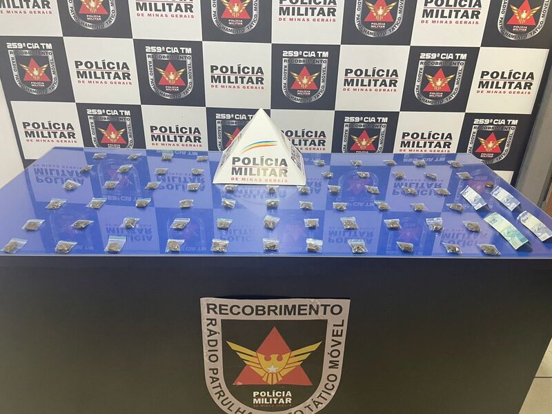 59 buchas de maconha e R$ 106,75: dois adolescentes são apreendidos pela PM em Pirapora
