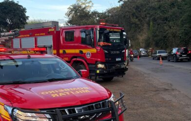 Adolescente fica gravemente ferido após acidente entre carro e carreta na MG-352, em Pitangui