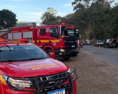Adolescente fica gravemente ferido após acidente entre carro e carreta na MG-352, em Pitangui