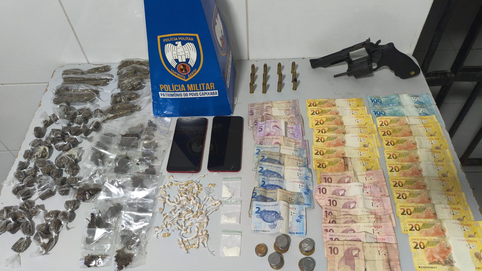 Adolescentes de 15 anos são flagrados com arma, drogas e dinheiro em operação no bairro Salvador, em Sooretama