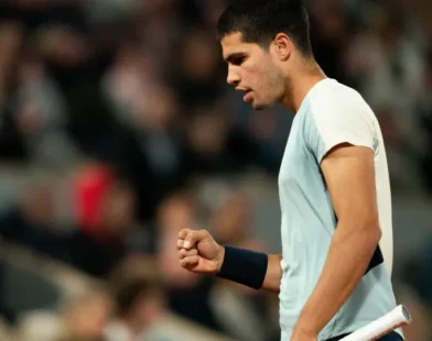 Alcaraz atropela americano e fará semifinal contra Musetti em Roland Garros