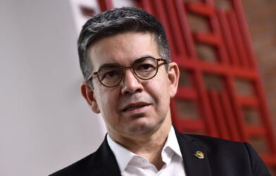 Alcolumbre ajuda, e governo sai “no empate” em sessão do Congresso
