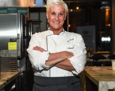 Anne Burrell, chef e apresentadora da TV, morre aos 55 anos em Nova York