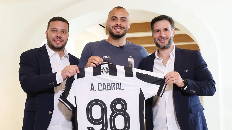 Arthur Cabral justifica troca de Benfica por Botafogo e revela "vergonha"