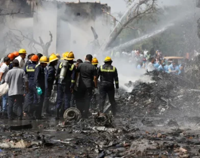 As devastadoras imagens do avião que caiu com 242 pessoas na índia