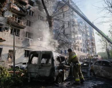 Ataques russos em Kiev deixam 14 mortos, incluindo cidadão dos EUA