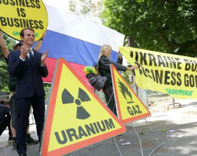 Ativistas furtam estátua de Macron e a colocam em protesto anti-Rússia