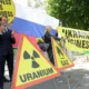 Ativistas furtam estátua de Macron e a colocam em protesto anti-Rússia