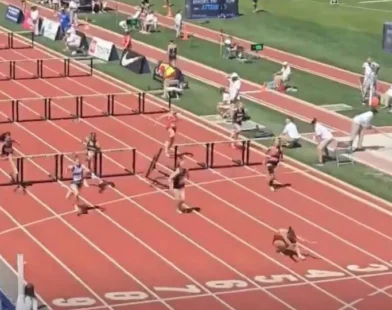 Atleta vence prova de 100m com barreiras mesmo após tropeçar e cruzar a linha com cambalhotas