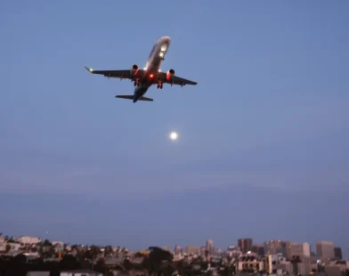 Avião cai no mar dos EUA e 6 pessoas que estavam a bordo desaparecem