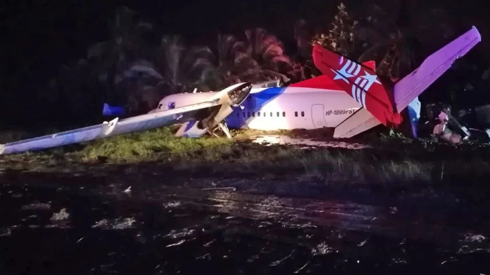 Avião sai da pista durante pouso no Panamá e faz vários feridos