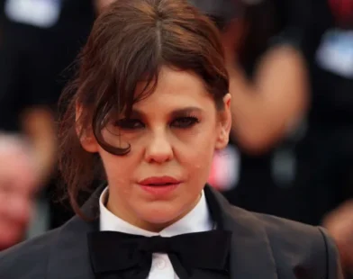 Bárbara Paz dirige Willem Dafoe em 'Cuddle', filme sobre vendedor de abraços