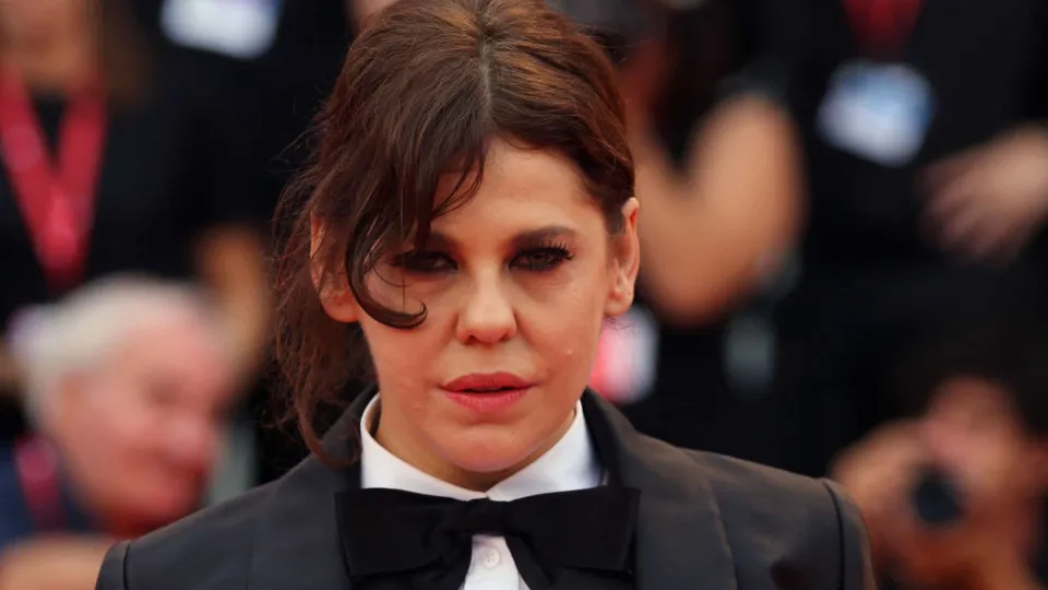 Bárbara Paz dirige Willem Dafoe em 'Cuddle', filme sobre vendedor de abraços