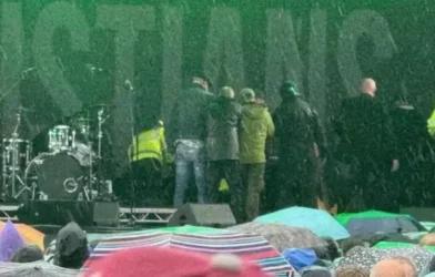 Baterista sofre ataque cardíaco em show e é ressuscitado 4 vezes no palco
