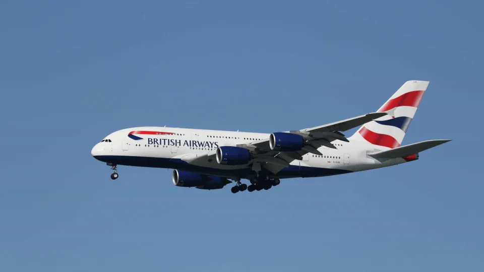 Boeing 787 Dreamliner da British Airways faz pouso de emergência