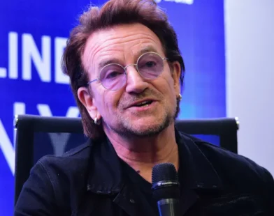 Bono abre coração, mas não perde aura de pop star em filme sem U2