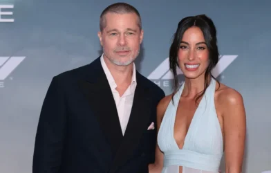 Brad Pitt surge com namorada e rouba a cena na estreia de F1 em NY