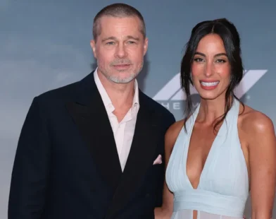 Brad Pitt surge com namorada e rouba a cena na estreia de F1 em NY