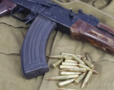 Câmara aumenta pena para posse e porte de arma ilegal como fuzil