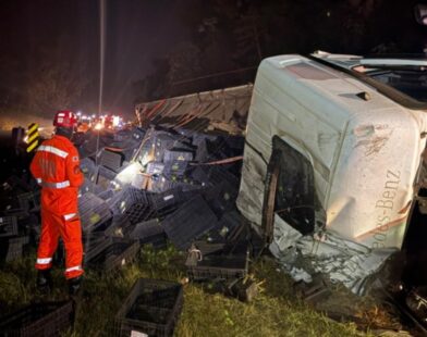 Caminhoneiro morre após carreta capotar na MG-050, em Córrego Fundo