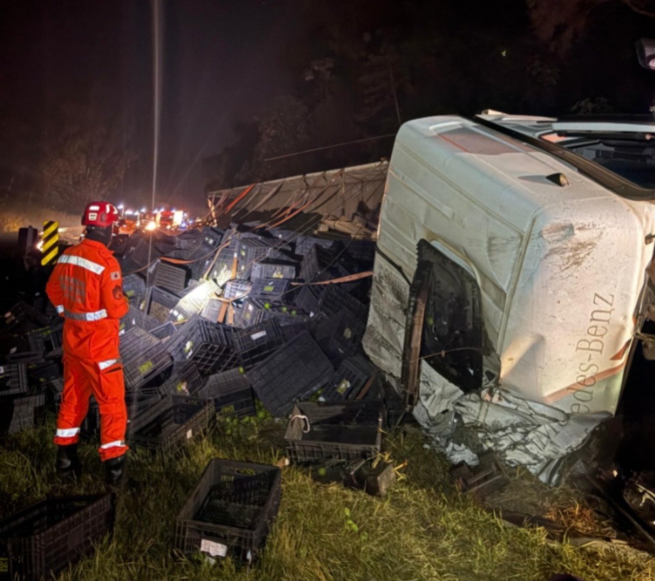 Caminhoneiro morre após carreta capotar na MG-050, em Córrego Fundo