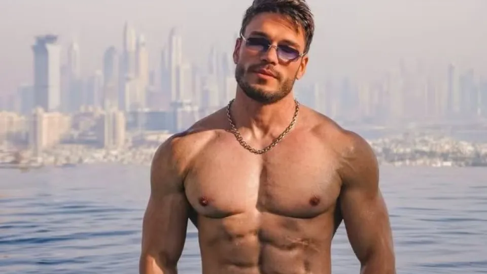 Campeão de 'A Fazenda', Lucas Viana é detido em Dubai e pede orações