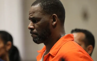 Cantor R. Kelly é hospitalizado após sofrer overdose na prisão