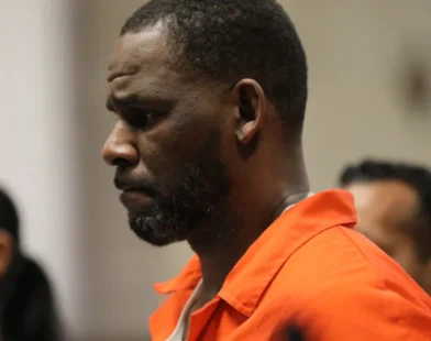 Cantor R. Kelly é hospitalizado após sofrer overdose na prisão