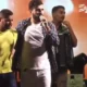 Cantor que recebeu em palco suspeito de matar ex-namorada revela tristeza