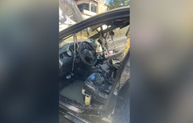 Carro fica destruído após pegar fogo no Bairro Bom Pastor, em Divinópolis | Centro-Oeste