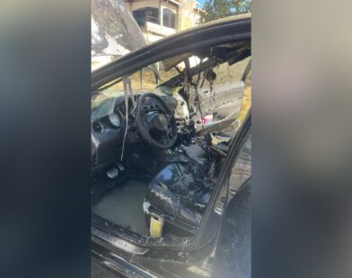 Carro fica destruído após pegar fogo no Bairro Bom Pastor, em Divinópolis | Centro-Oeste