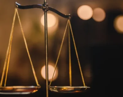 Casal enfrenta 42 anos de prisão por estuprar e filmar filhas menores