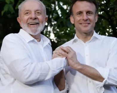 Celebrado por prefeita, Lula inaugura 'floresta urbana' em Paris