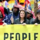 Celebridades participam de manifestações anti-Trump nos Estados Unidos