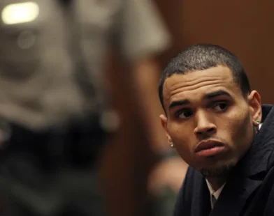 Chris Brown ficará detido até meados de junho após acusação de agressão