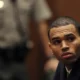 Chris Brown ficará detido até meados de junho após acusação de agressão