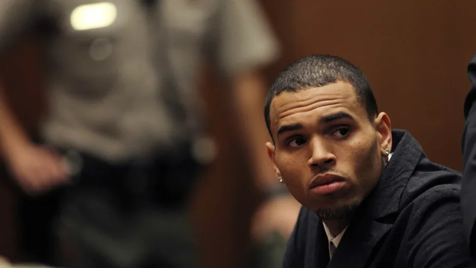 Chris Brown ficará detido até meados de junho após acusação de agressão