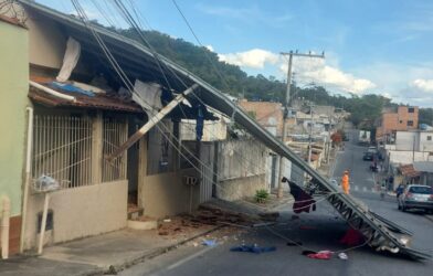 Cobertura metálica de casa desaba e atinge rede elétrica em Itaúna