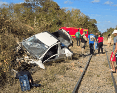 Colisão entre automóvel e locomotiva mobiliza Corpo de Bombeiros em Nova Porteirinha