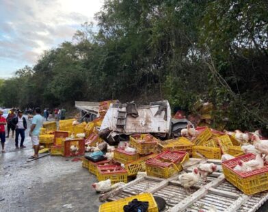 Colisão entre caminhão e carreta deixa três feridos na BR-251, em Padre Carvalho