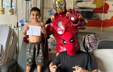 Da farda à fantasia: 'Homem de Ferro' voluntário leva alegria a pacientes em hospital de Divinópolis