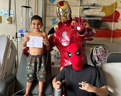 Da farda à fantasia: 'Homem de Ferro' voluntário leva alegria a pacientes em hospital de Divinópolis