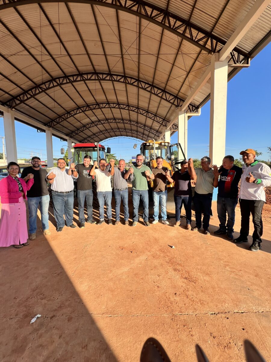 Deputado Roberto Duarte entrega equipamentos agrícolas em Acrelândia | ac24horas