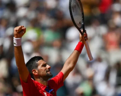 Djokovic alcança 100ª vitória em Roland Garros e avança às quartas