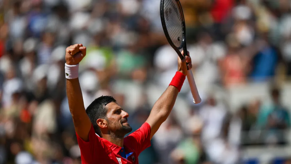 Djokovic alcança 100ª vitória em Roland Garros e avança às quartas