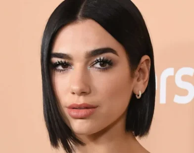 Dua Lipa confirma noivado com Callum Turner