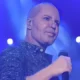 Eduardo Costa explica novo visual após surgir careca em show