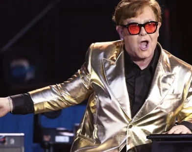 Elton John diz sentir-se traído por lei britânica sobre IA