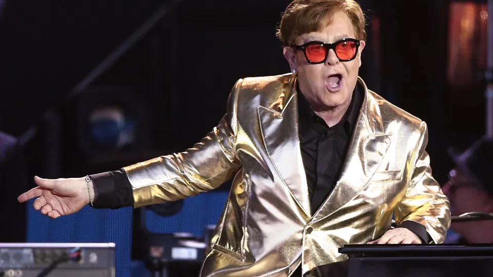 Elton John diz sentir-se traído por lei britânica sobre IA