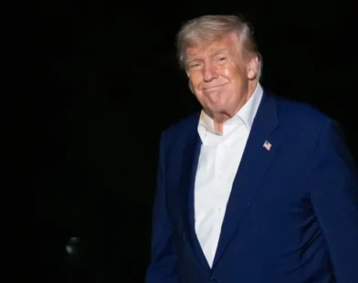 Emirados Árabes recebem Trump com dança típica entre mulheres